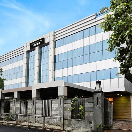 Super Townhouse Oak Alandur Near Chennai Airport Formerly Vijay Park Eksteriør billede