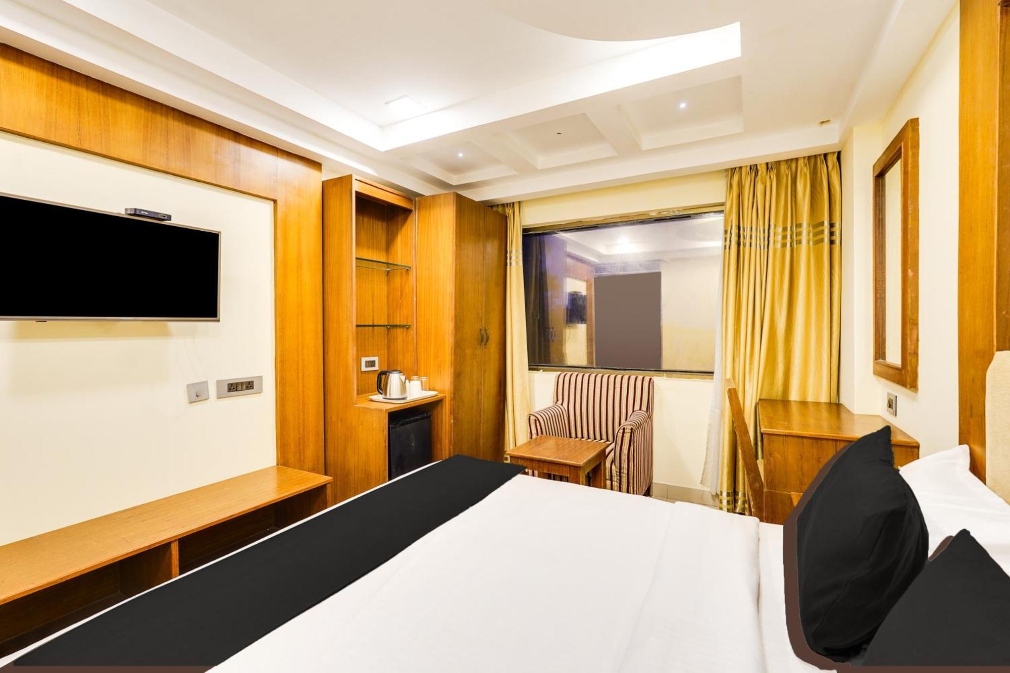 Super Townhouse Oak Alandur Near Chennai Airport Formerly Vijay Park Eksteriør billede