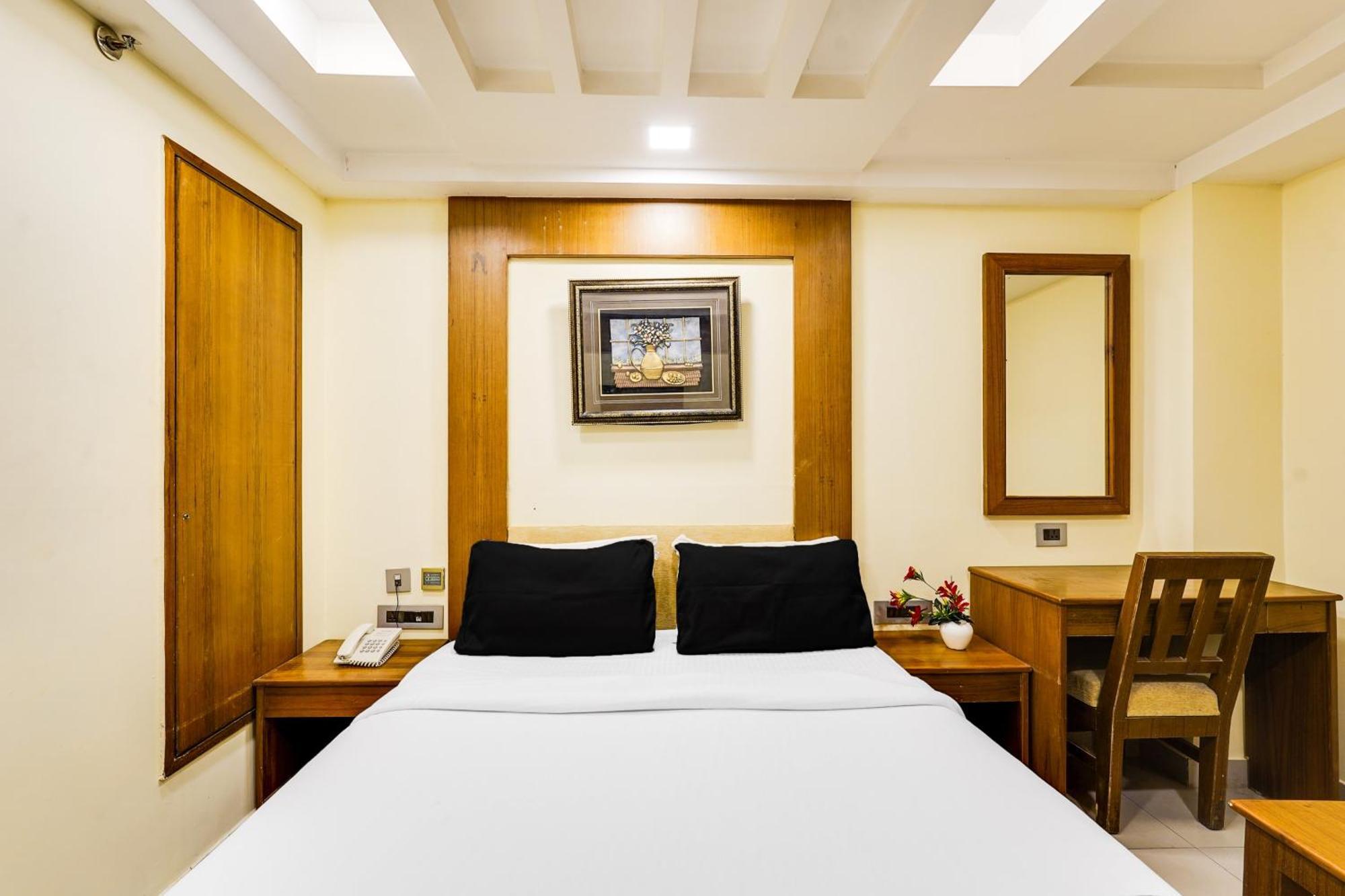 Super Townhouse Oak Alandur Near Chennai Airport Formerly Vijay Park Eksteriør billede