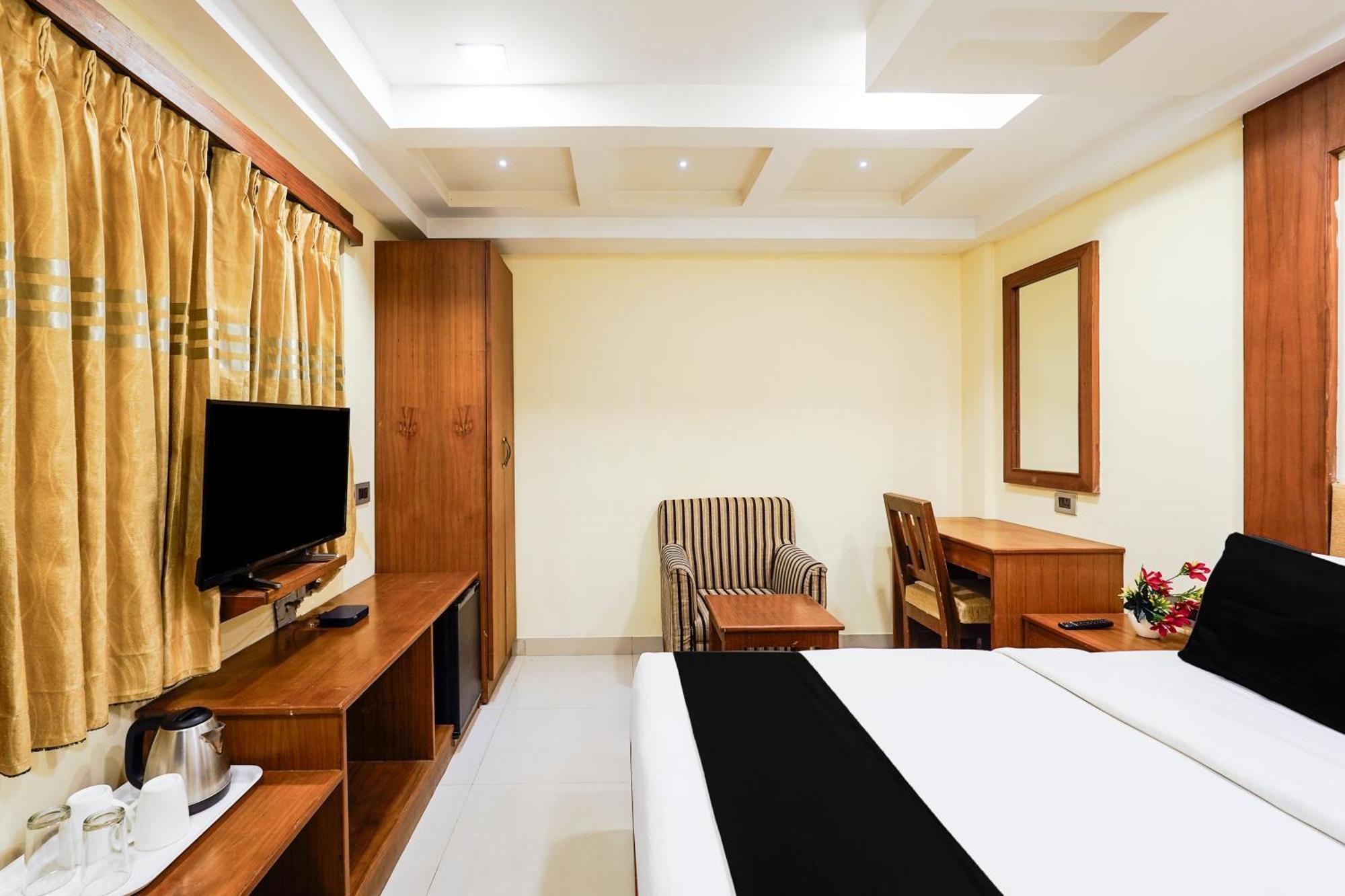 Super Townhouse Oak Alandur Near Chennai Airport Formerly Vijay Park Eksteriør billede