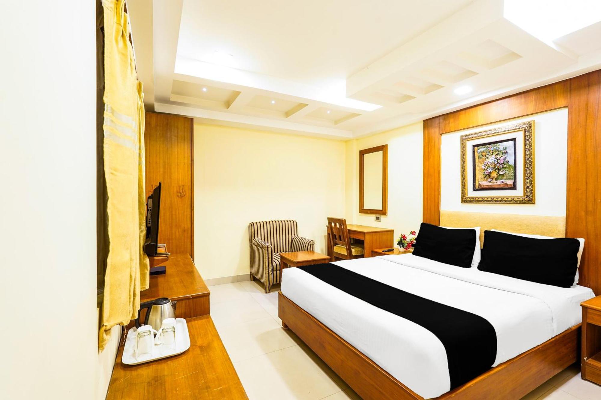 Super Townhouse Oak Alandur Near Chennai Airport Formerly Vijay Park Eksteriør billede
