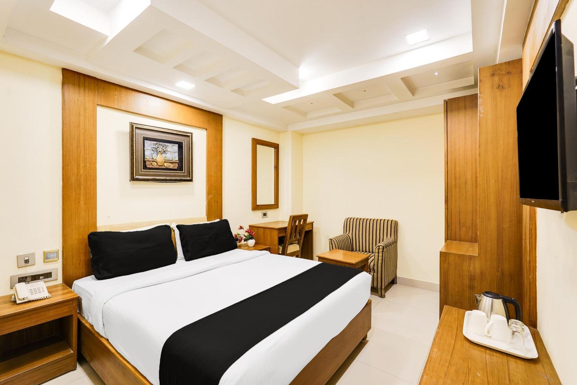 Super Townhouse Oak Alandur Near Chennai Airport Formerly Vijay Park Eksteriør billede