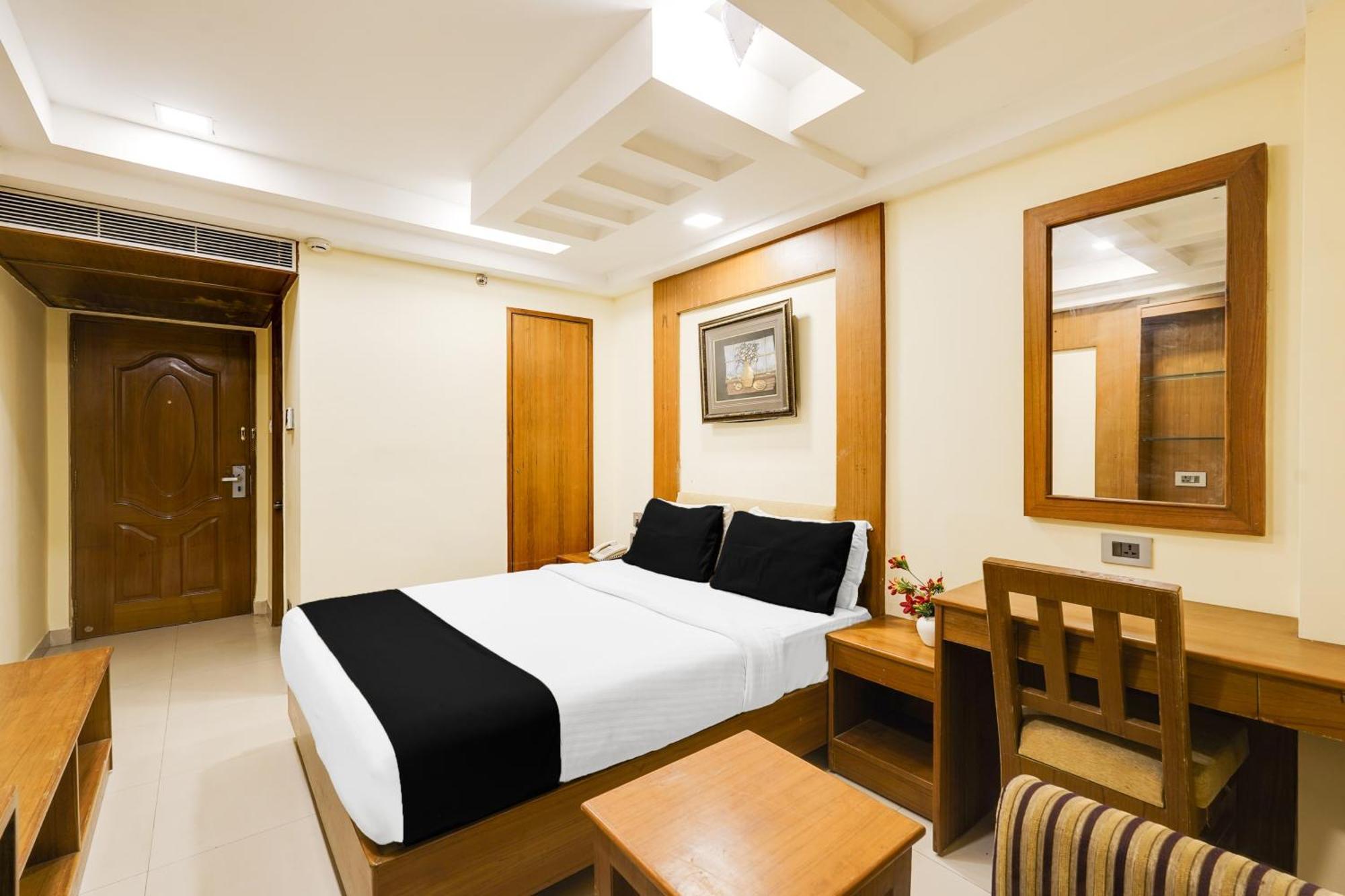 Super Townhouse Oak Alandur Near Chennai Airport Formerly Vijay Park Eksteriør billede