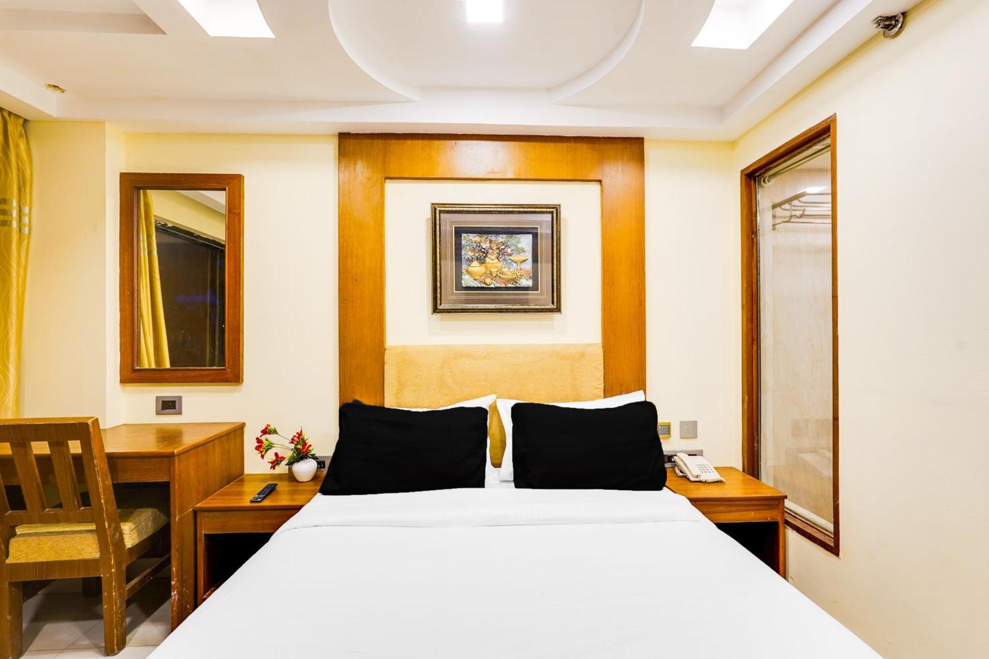 Super Townhouse Oak Alandur Near Chennai Airport Formerly Vijay Park Eksteriør billede