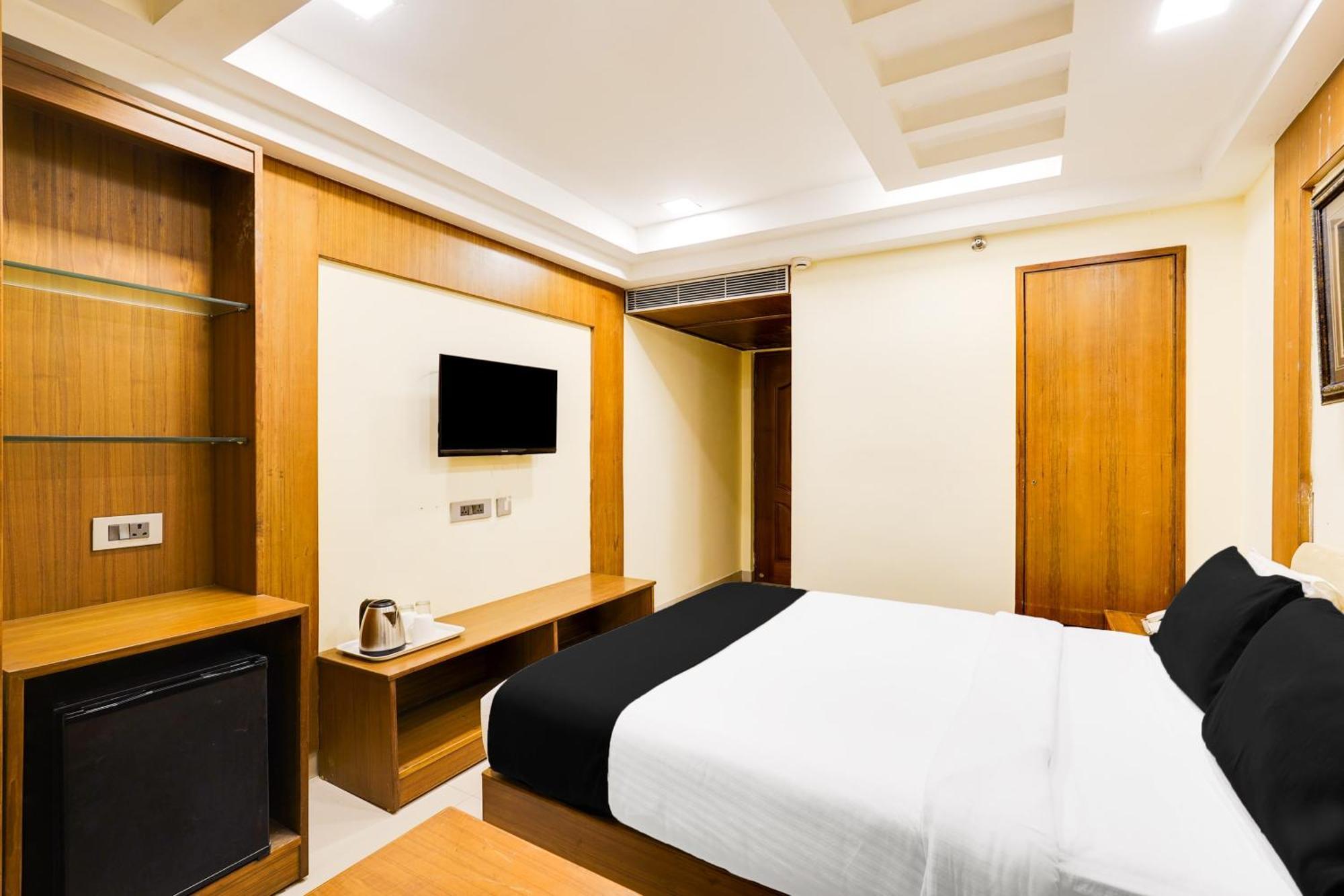 Super Townhouse Oak Alandur Near Chennai Airport Formerly Vijay Park Eksteriør billede