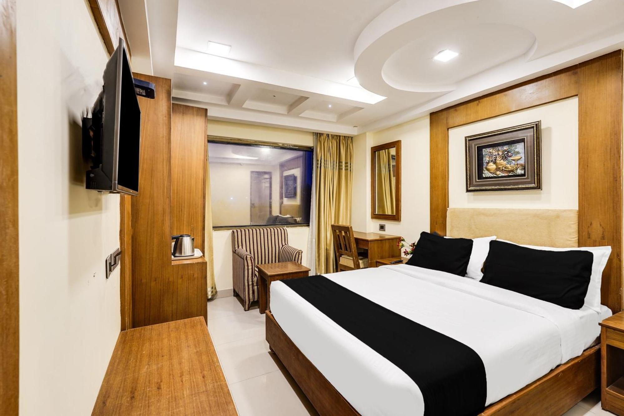 Super Townhouse Oak Alandur Near Chennai Airport Formerly Vijay Park Eksteriør billede