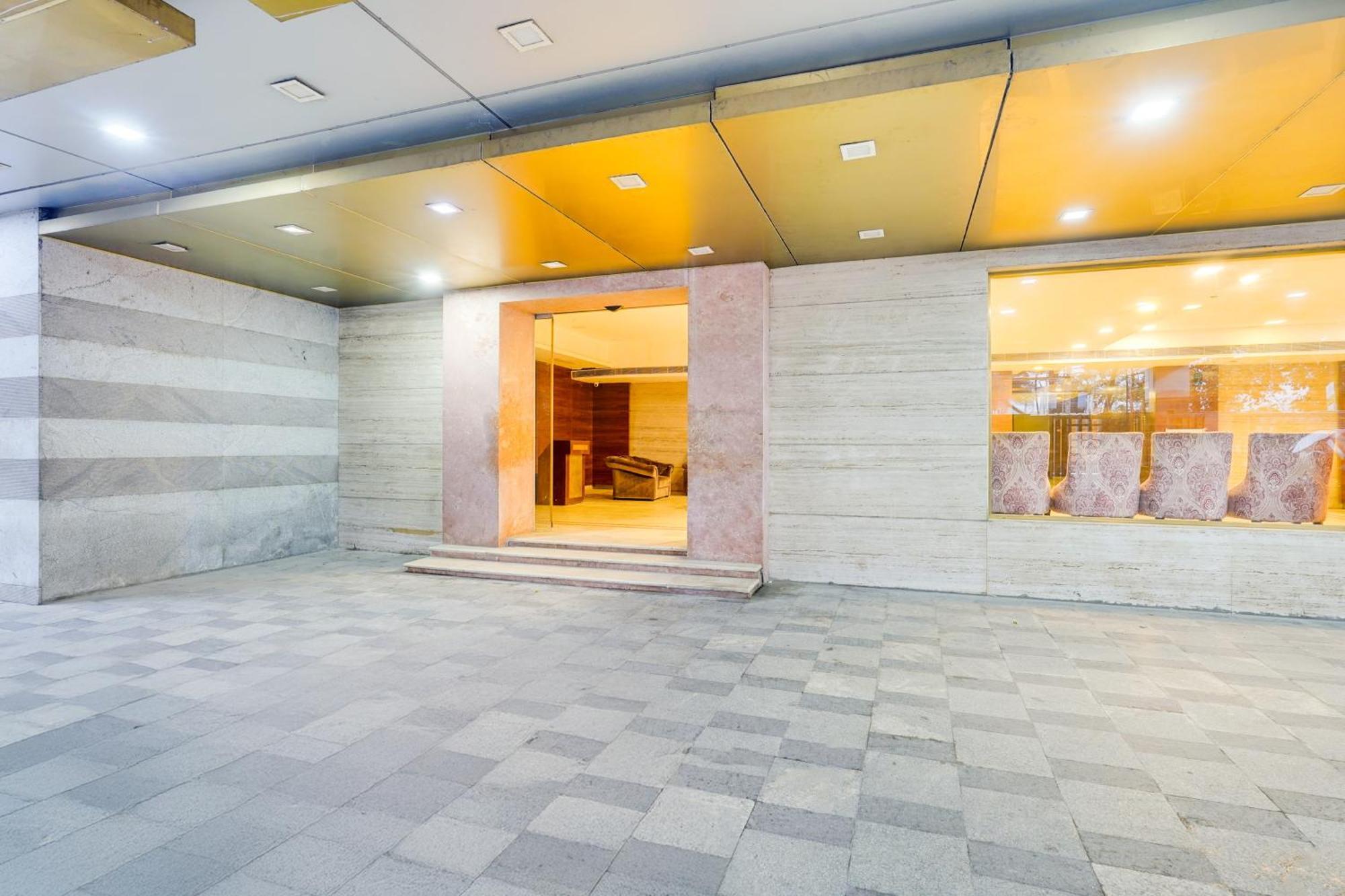 Super Townhouse Oak Alandur Near Chennai Airport Formerly Vijay Park Eksteriør billede